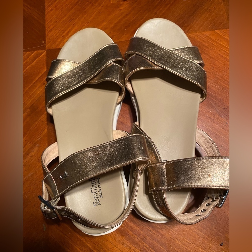 NeroGiardini Womens Size 37 (US 7) Leather Metallic Gold Flatform Sandals